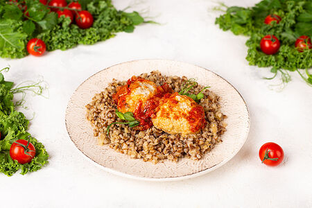 Тефтели в томатном соусе с гречкой