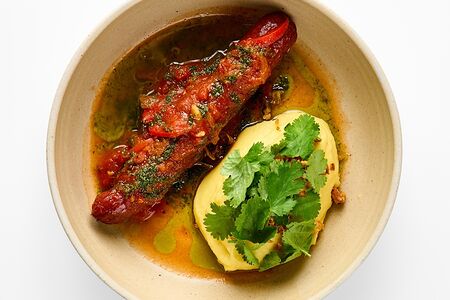 Говяжья колбаска с пюре в томатном соусе 