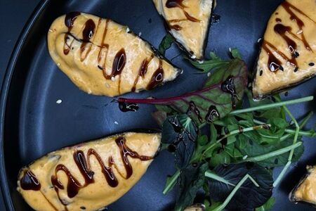 Запеченные мидии с сыром пармезан и соусом спайси