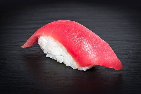 Суши с тунцом