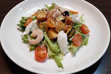 Салат с хрустящим баклажаном и креветками