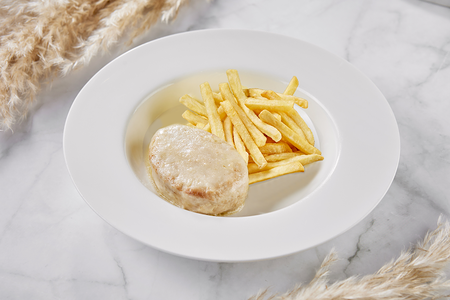 Котлета куриная с картофелем фри