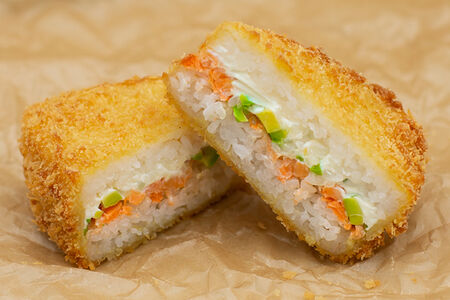 Онигири темпура с лососем