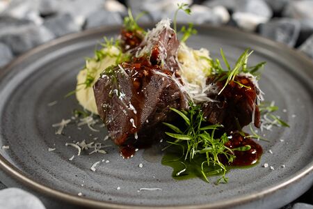 Говяжьи щечки с толченым картофелем