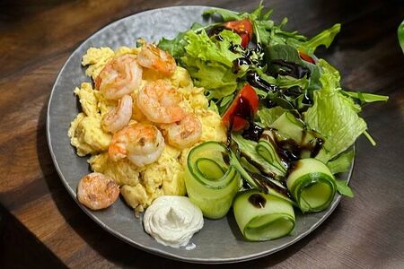 Скрембл с креветками и авокадо