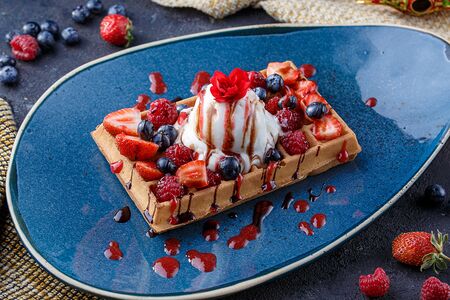 Японская вафля с ягодами 