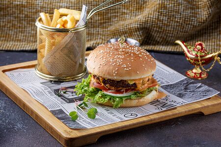 Бургер с говяжьей котлетой