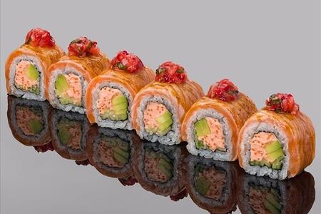 Ролл с лососем татаки и с сальсой клубника-базилик
