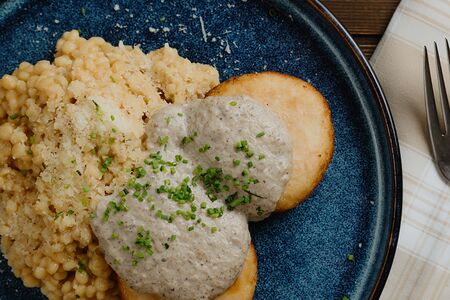 Куриные котлеты, соус из сезонных грибов и птитим