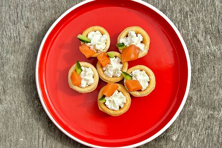 Тарталетки с лососем