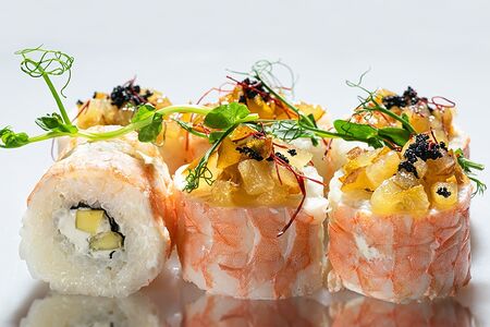 Ролл с тигровой креветкой и грушей