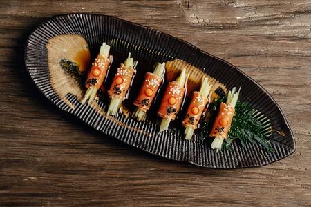 Татаки из лосося с шою юзу соусом