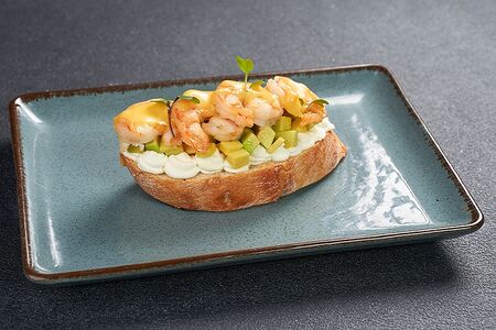 Брускетта с креветками и авокадо