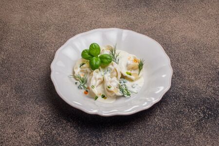 Пельмени рыбные в сливочном соусе с пармезаном и икрой 