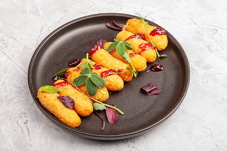 Сырные палочки в малиновом соусе