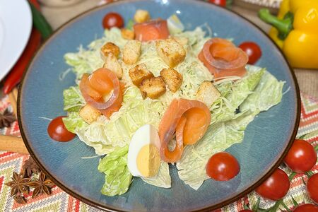 Салат Цезарь с лососем