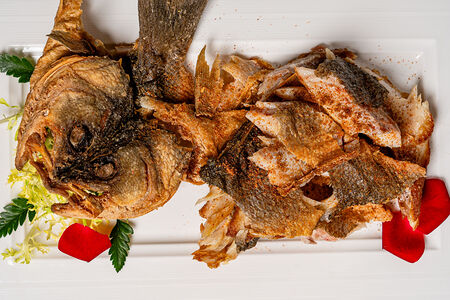 Маринованный сибас, обжаренный в специях