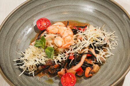 Паста с морепродуктами и овощами в соусе чили