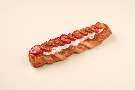 Плетенка с клубникой и фисташками