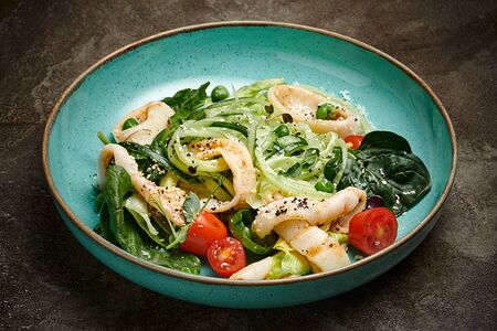 Салат с кальмарами и свежими овощами