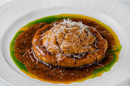 Колобовый пирог с растительным мясом, грибами и трюфельным соусом