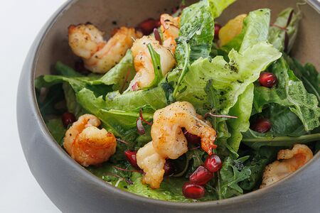 Салат с креветкой и соусом цитрон