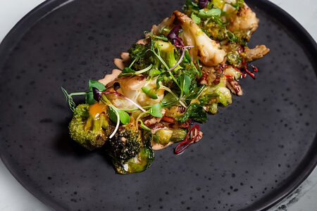 Три вида капусты с орехами и пикантной заправкой