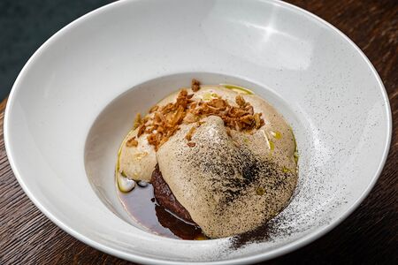 Томлёные телячьи щёчки с муссом из белых грибов