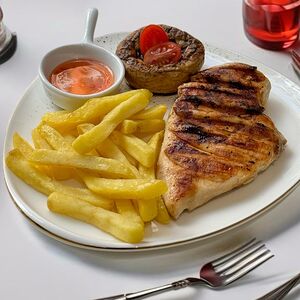 Куриное филе гриль с картофелем фри