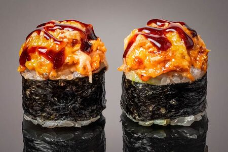 Ролл запечённый с угрём