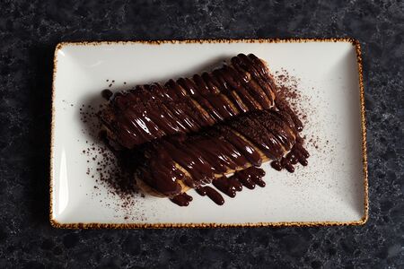 Эклеры с кремом Маскарпоне и соусом из бельгийского шоколада и сливок