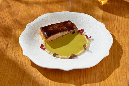 Форель Розе с кремом из фасоли и соусом порей