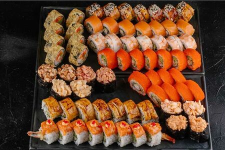 Сет роллов на компанию