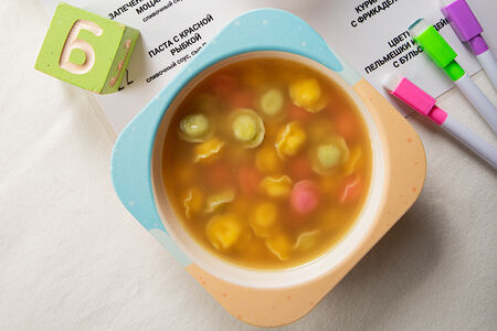 Цветные пельмешки из индейки с бульоном