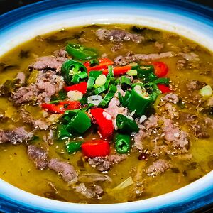 Тушеные ломтики говядины с квашеной капустой