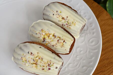 Пирожное Мадлен Фисташка-белый шоколад