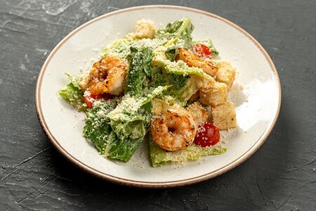 Цезарь с креветками гриль, салатом романо и пармезаном 