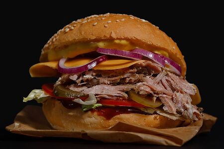 Бургер с рваной свининой