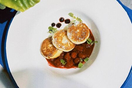 Сырники с ягодным компоте