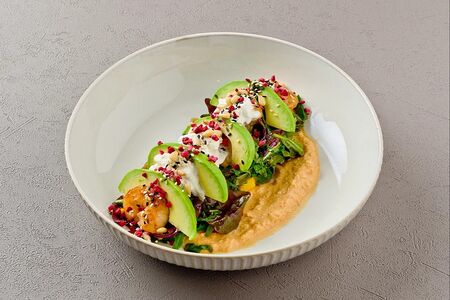 Салат с креветками, сладким манго и страчателлой