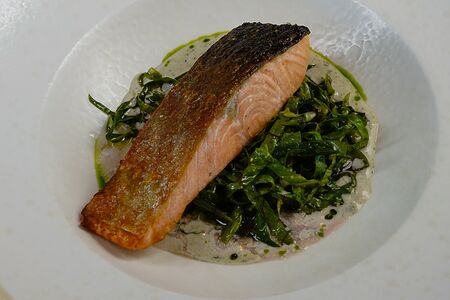 Форель с луковыми сливками и шпинатом