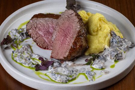 Стейк филе-миньон с трюфельным картофельным пюре и грибным соусом 