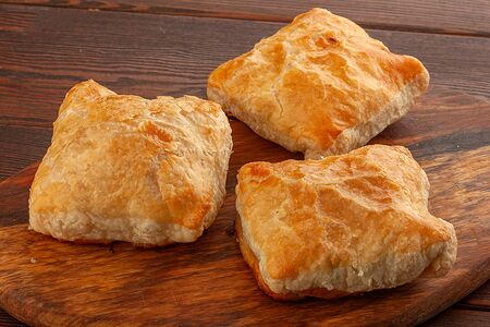 Квадратики слоеные с мясом и картошкой