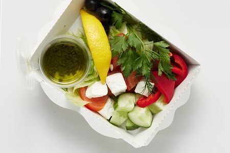 Греческий салат с сыром брынза и лимоном 