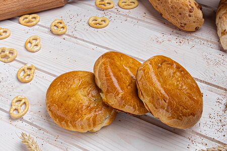 Пирожок с луком и яйцом 