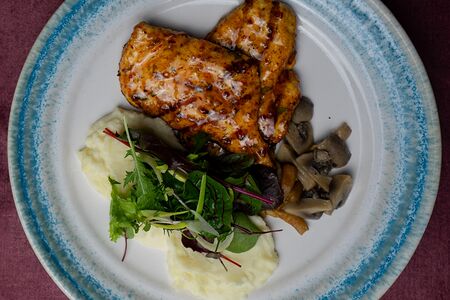 Пряная куриная грудка с картофельным пюре и маринованными грибами