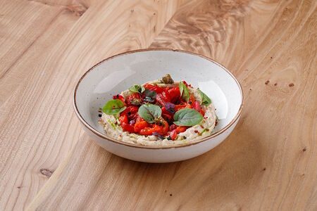 Классический хумус с запеченным болгарскиим перцем, каперсами