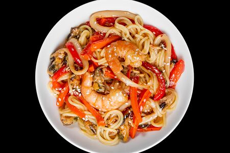 Рамен с морским коктейлем и овощами