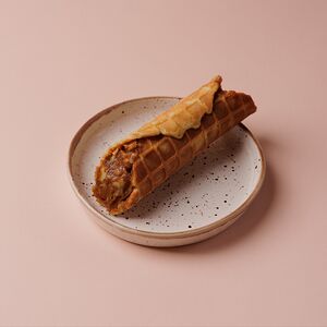 Трубочка с карамелью и орехами