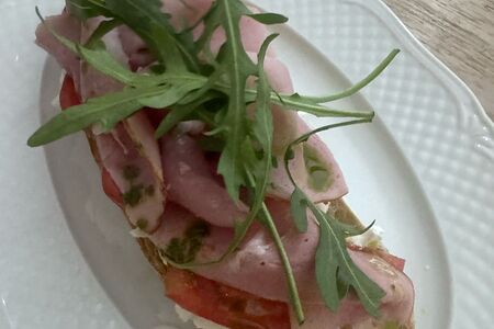 Брускетта со страчателлой и сыровяленым окороком